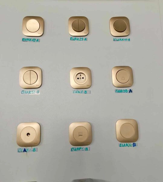 Interrupteurs élégants dorés