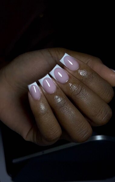 Manucure française élégante