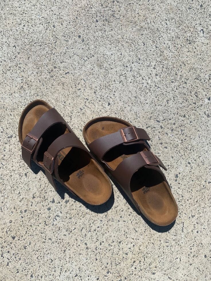 Sandales plates à deux brides