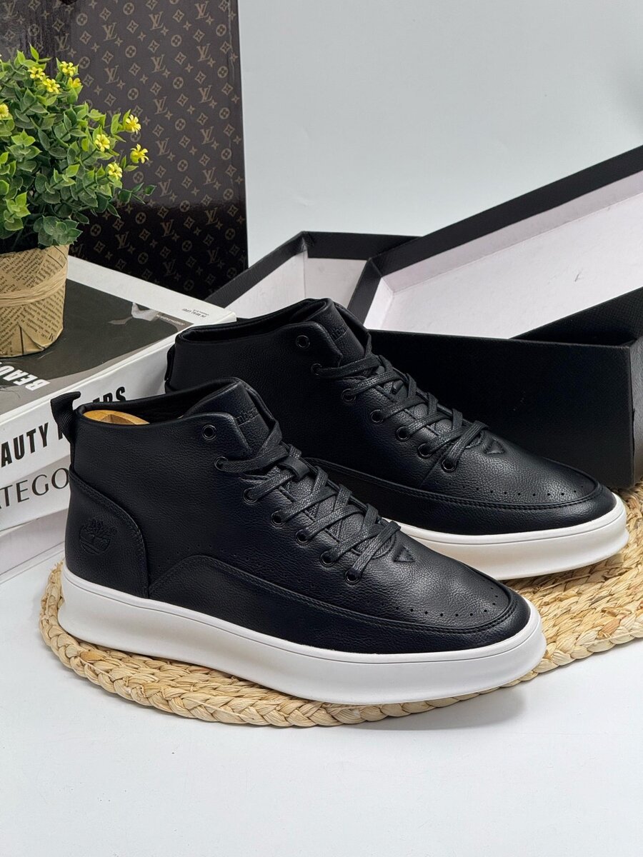 TIMBERLAND BLACK AND WHITE