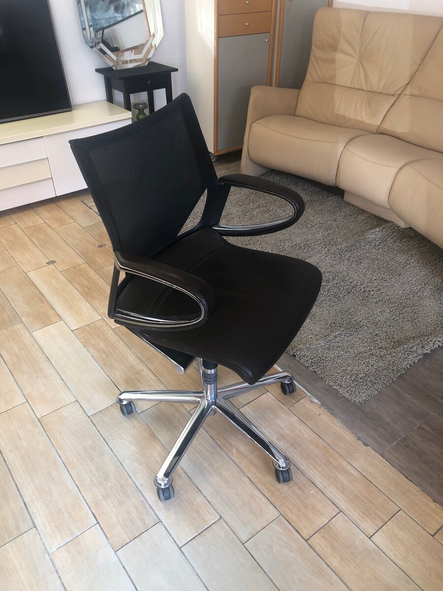 Chaise de bureau ergonomique en noir