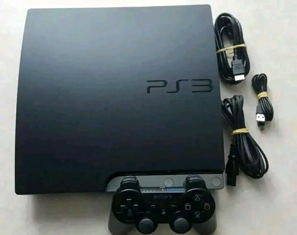 Console PlayStation 3 avec manette et câbles