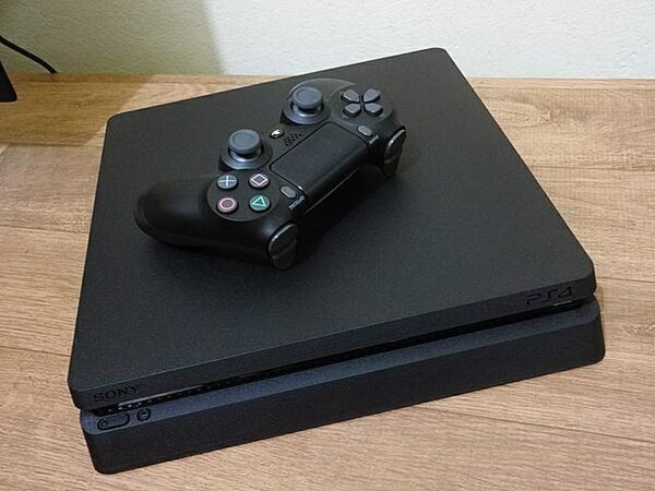 Console PS4 avec manette