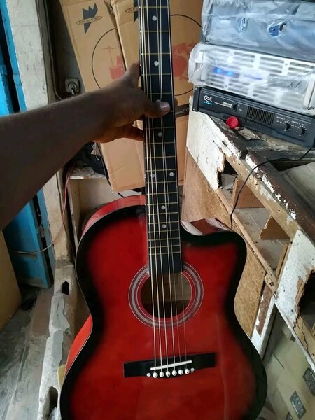 Guitare acoustique rouge