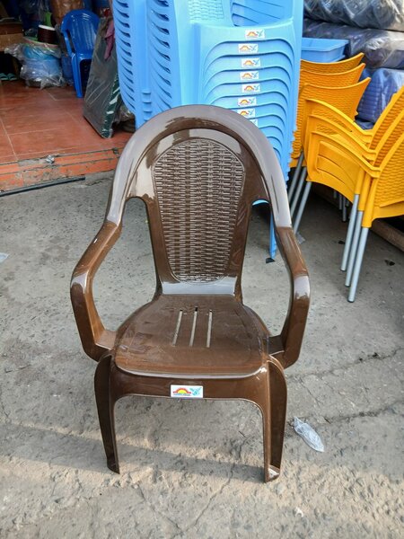 Chaises en plastique colorées