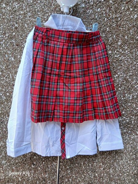 Chemise blanche et jupe écossaise