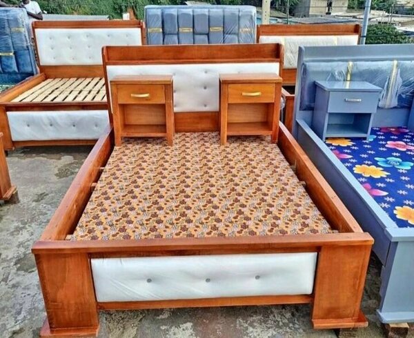 Lit en bois avec chevets intégrés