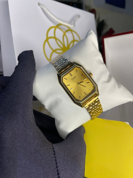 Montre femme dorée élégante