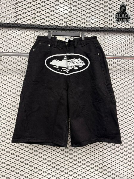 Shorts en jean noir graphique