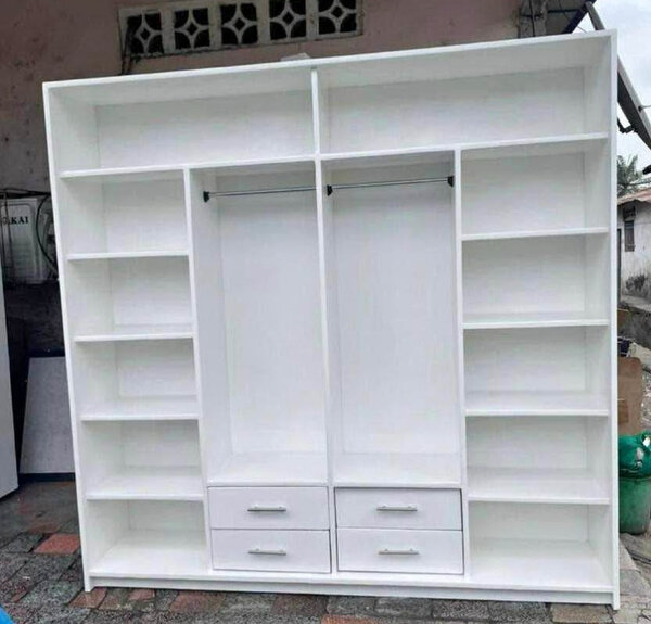 Armoire blanche avec étagères