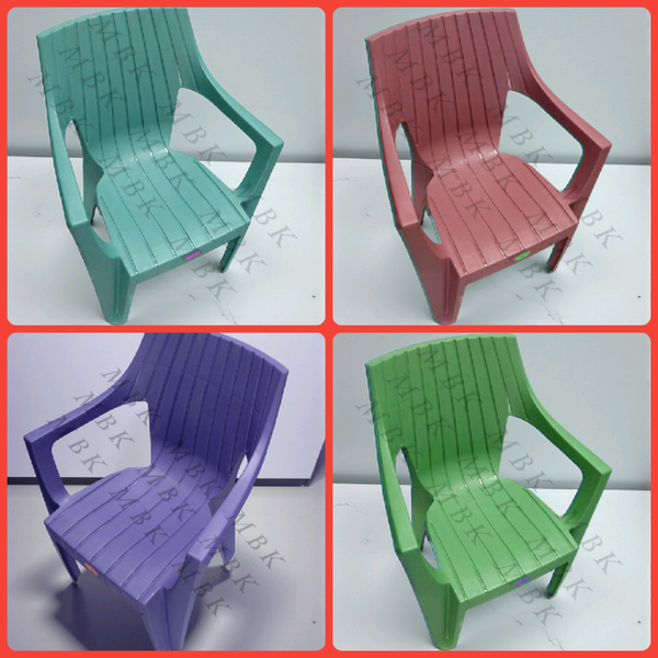 Chaises en plastique robustes