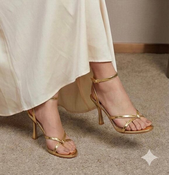 Sandales dorées élégantes