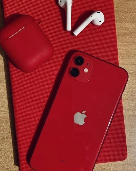 iPhone 13 Rouge avec AirPods