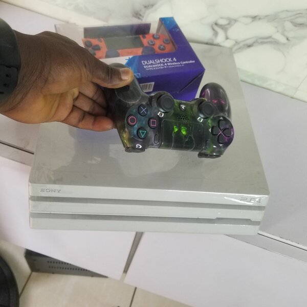 Console PS4 avec manette