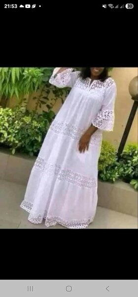 Robe longue en dentelle blanche