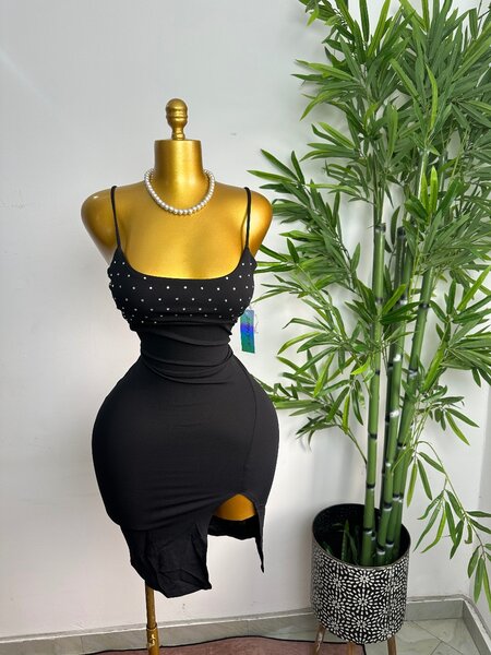 Robe Noire Élégante Perles