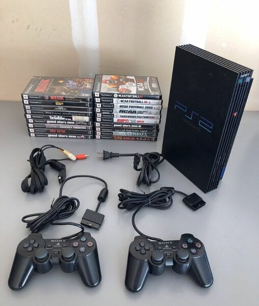 Console PS3 Sony avec 2 manettes et jeux vidéo