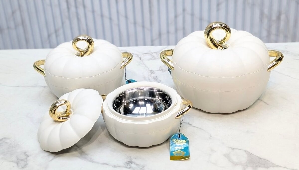 Service à soupe isolé doré