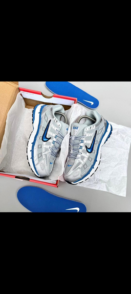 Baskets Nike argentées