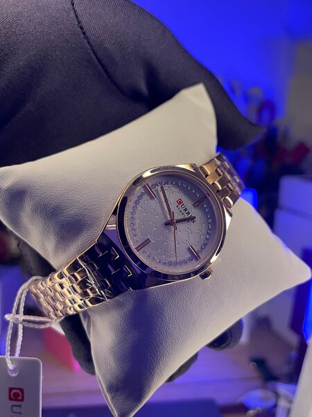 Montre Guess en métal doré