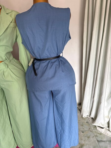 Ensemble bleu sans manches