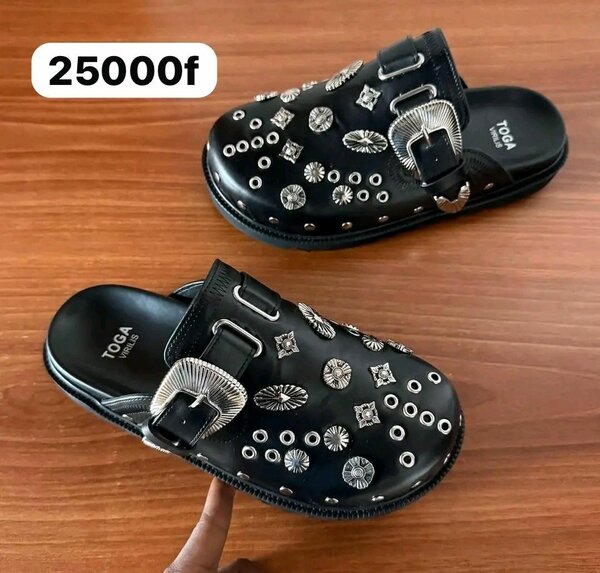 Sandales plates noires avec ornements argentés TOGA