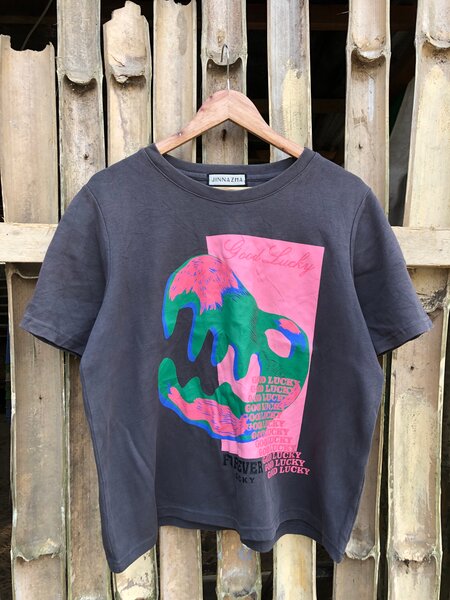 T-shirt noir graphique pour femme