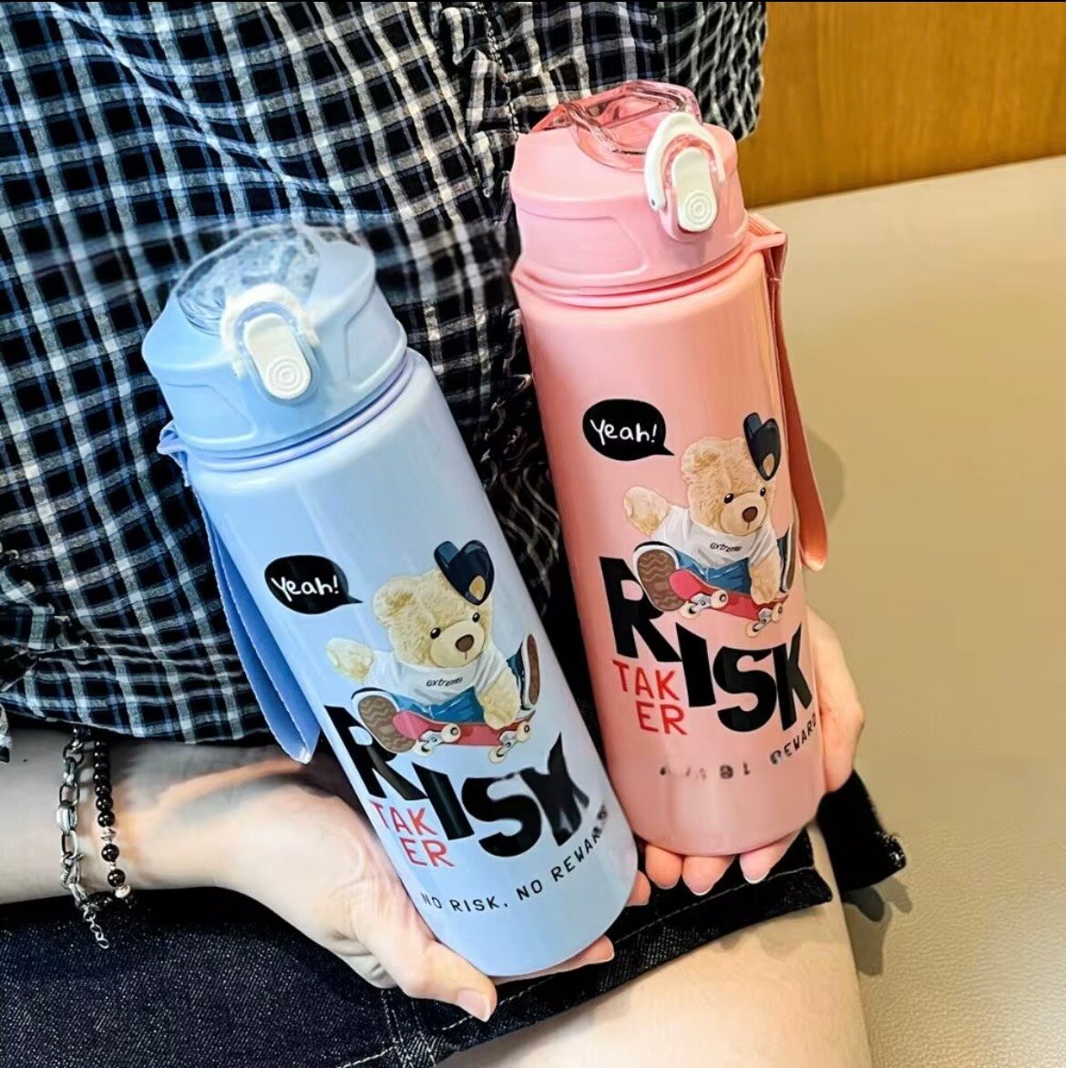 Bouteilles d'eau colorées avec ours