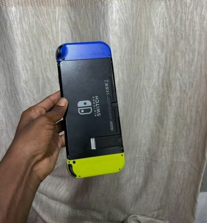 Nintendo Switch avec Joy-Con bleu et jaune