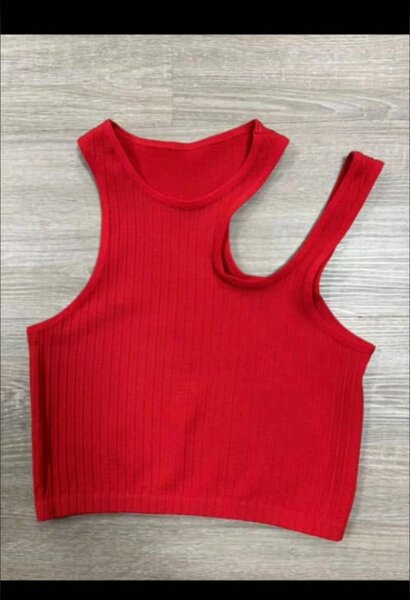 Débardeur rouge asymétrique