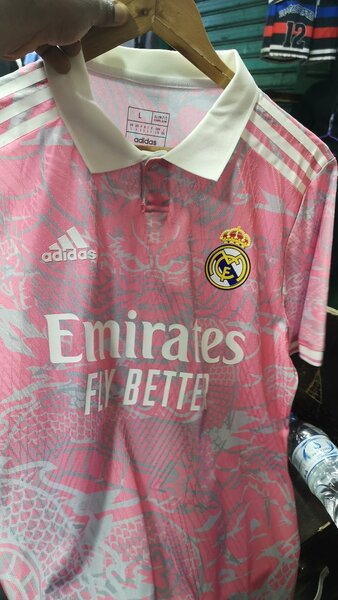 maillot de Real de madrid rose et gris tout gens