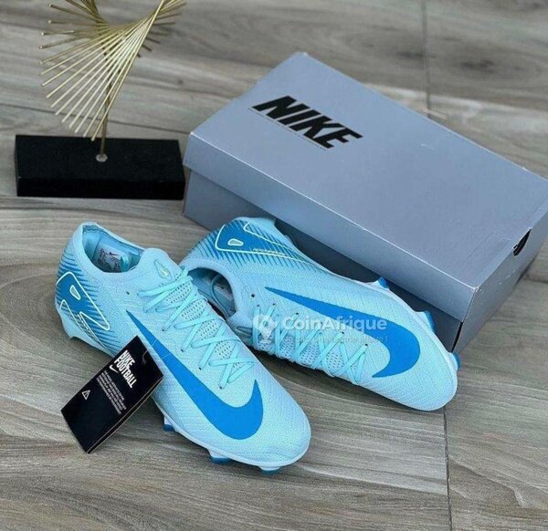 Chaussures de foot Nike bleu ciel