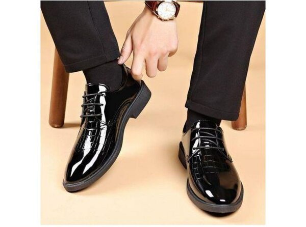 Chaussures en cuir verni homme