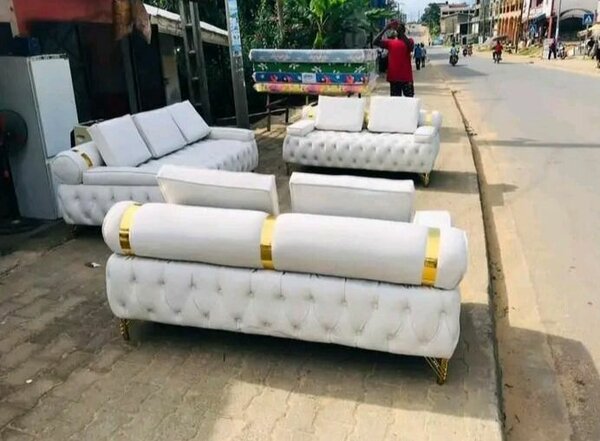 Canapé en cuir blanc élégant