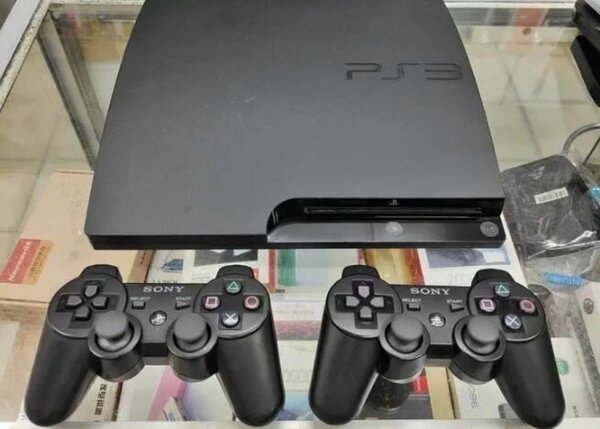 Console PS3 avec manettes