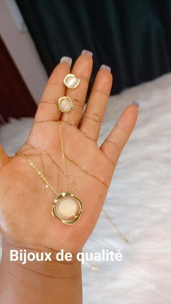 Ensemble bijoux dorés élégants