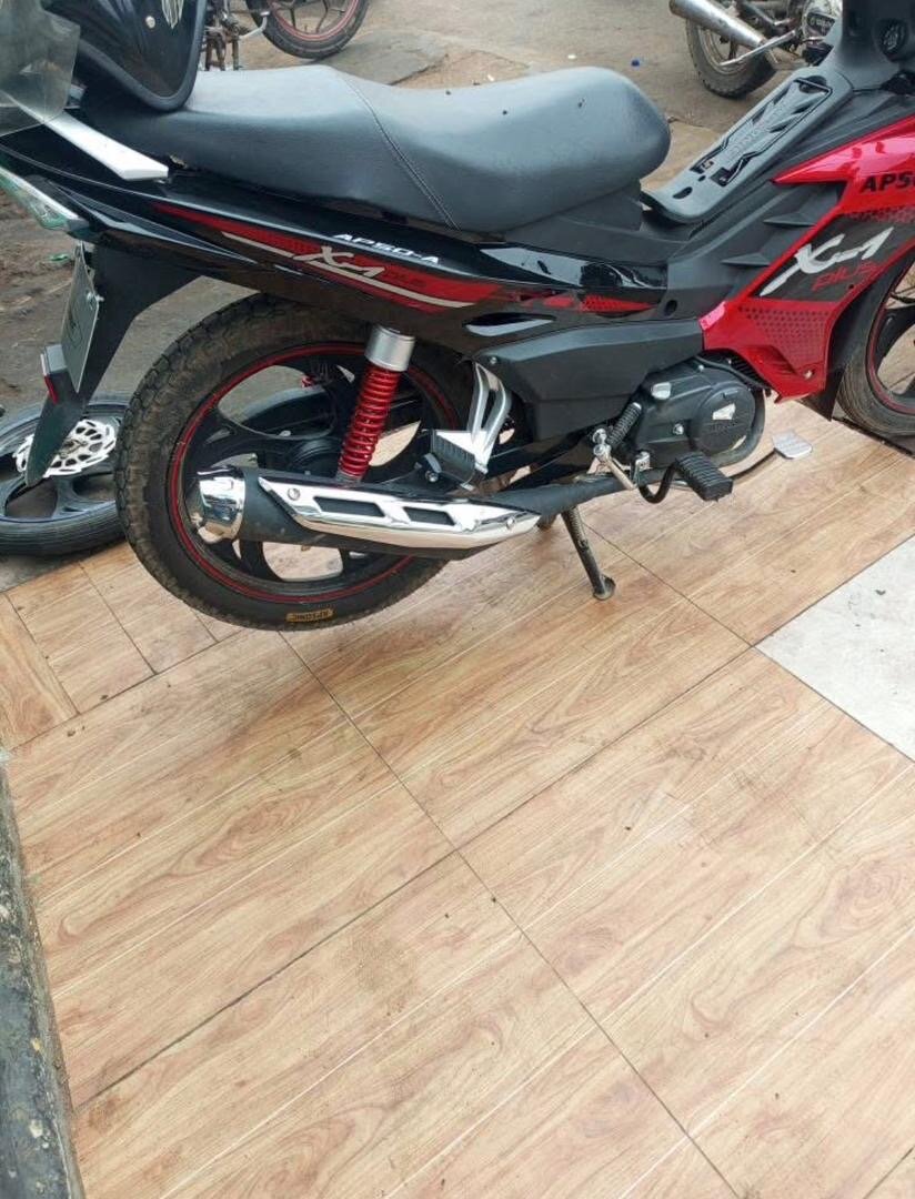 Moto Honda rouge et noir