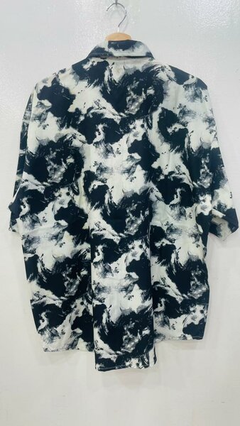 Chemise à motif abstrait