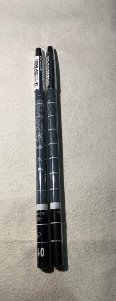 Crayons à sourcils et à lèvres