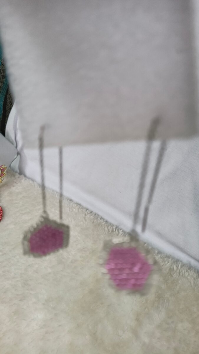 Boucles d'oreilles pendantes roses en perles