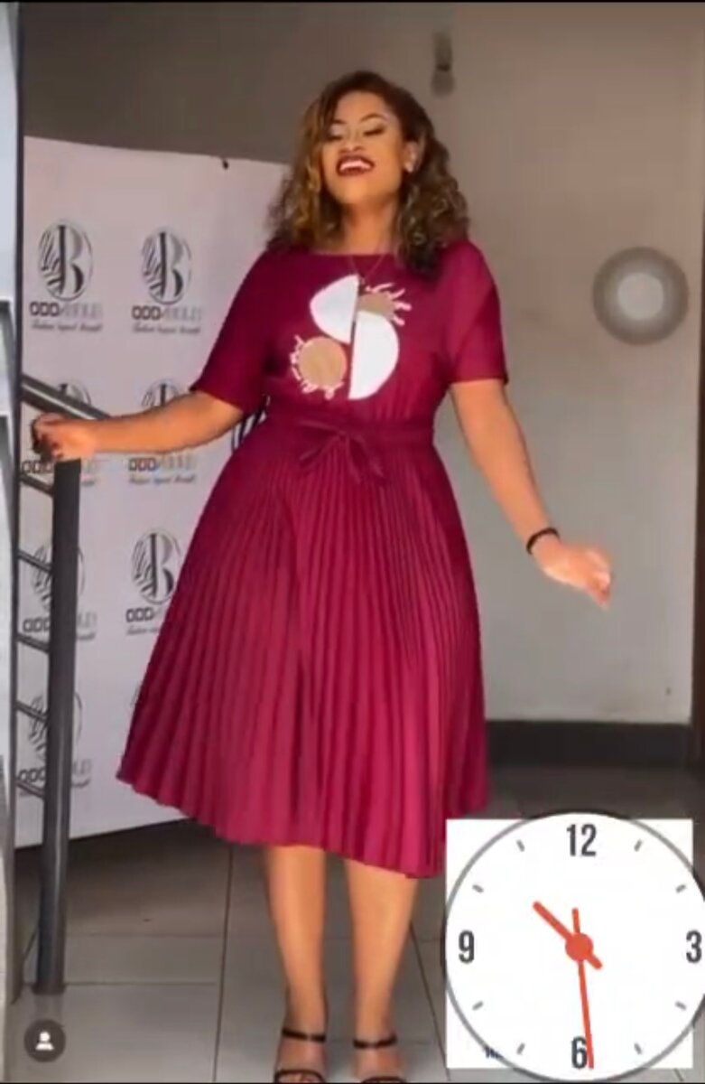 Jupe plissée et haut rose disp