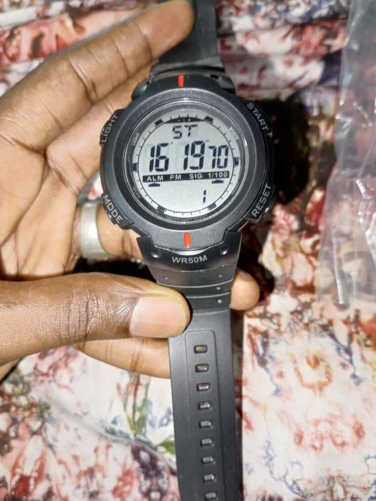 Montre Numérique Étanche 50M