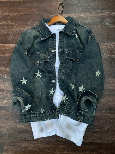 Veste en jean noire avec étoiles pour femme