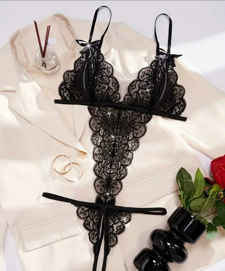 Ensemble de lingerie rouge et noir