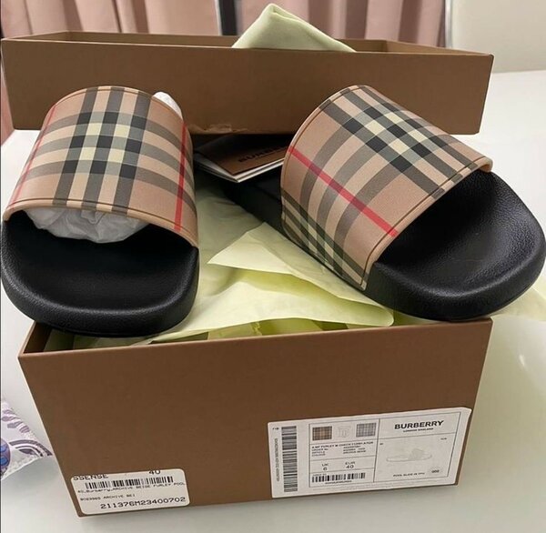 BURBERRY Pointure : 42 43 44 45