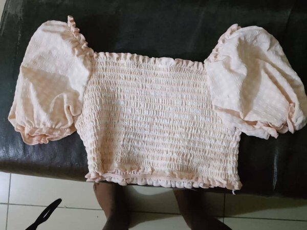 Top court à smocks pour femme