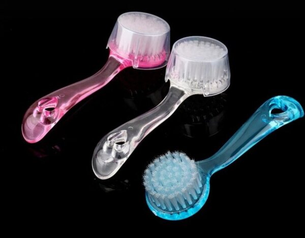 Paquet de 12 brosses de visage avec couvercle