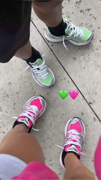 Chaussures de sport roses et vertes