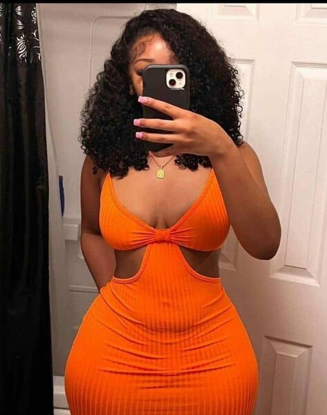 Robe moulante orange échancrée