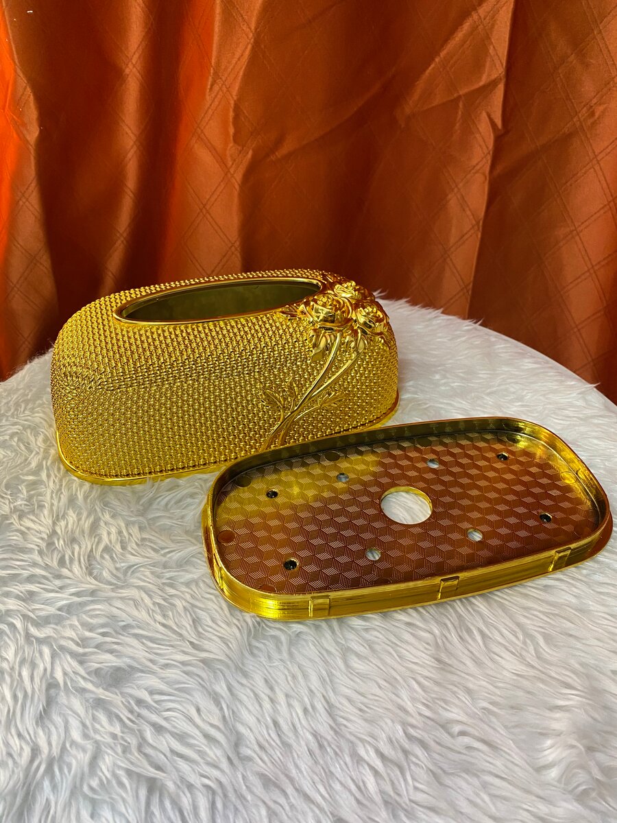Boîte à mouchoirs dorée